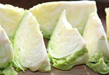 Вечером нарезала 2 кочана капусты. С утра готова замечательная закуска. Вкусная быстрая маринованная капуста